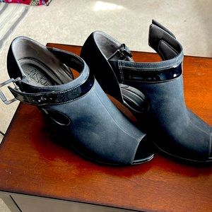 Life Stride black heels